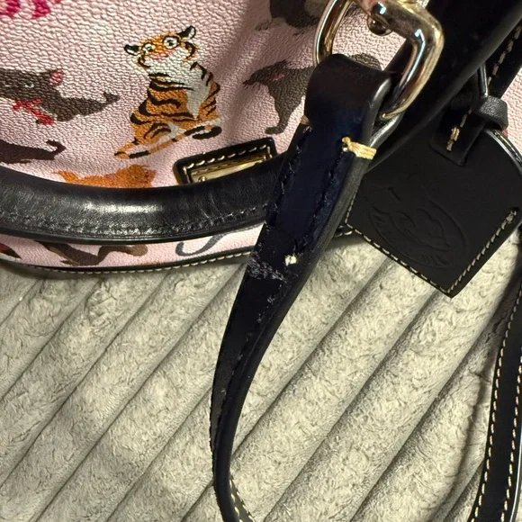 Dooney & Bourke Purse Disney Cats Passholder - Picture 7 of 8